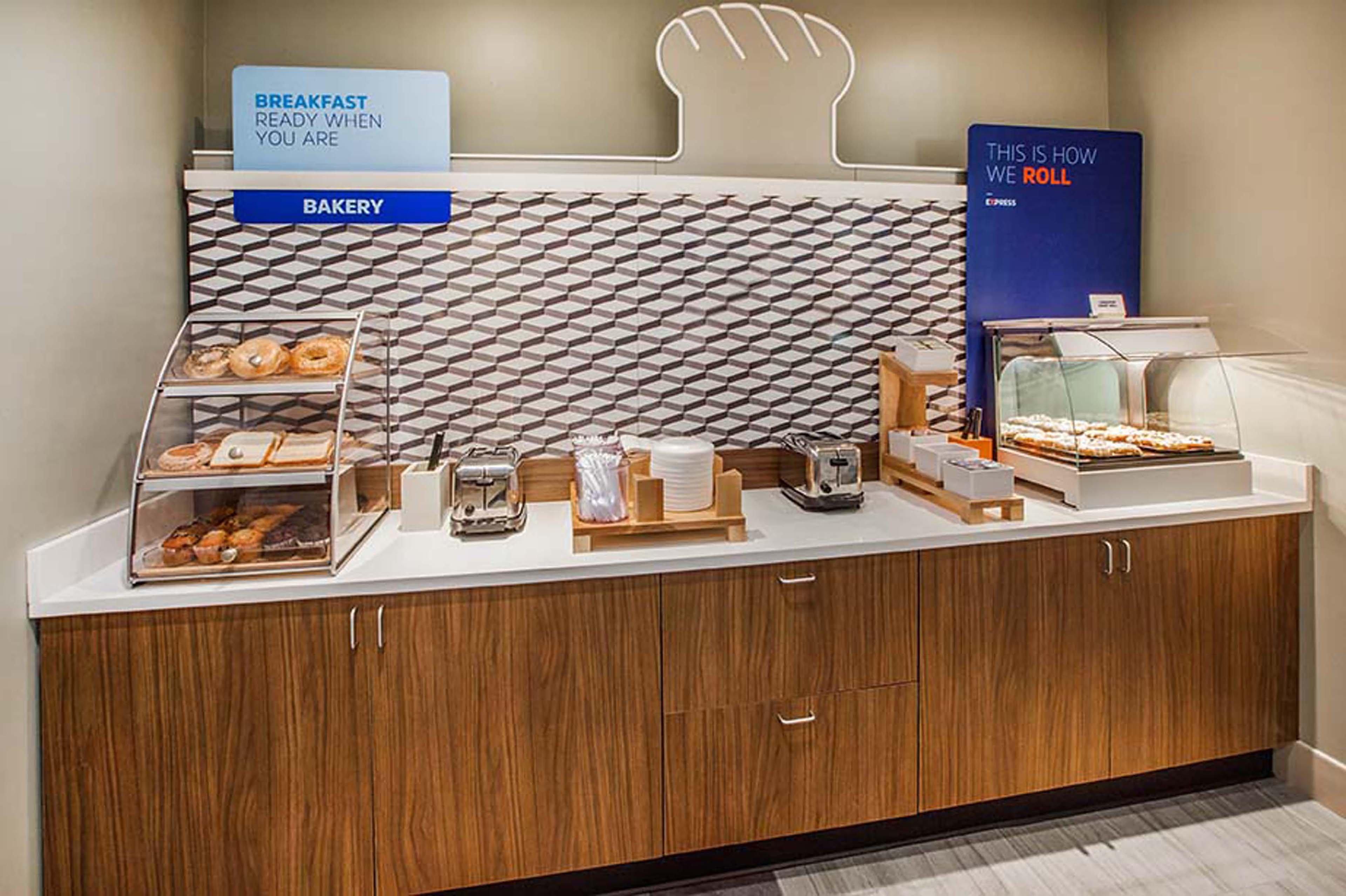 Holiday Inn Express & Suites San Antonio Frost Bank Center By Ihg Exterior foto