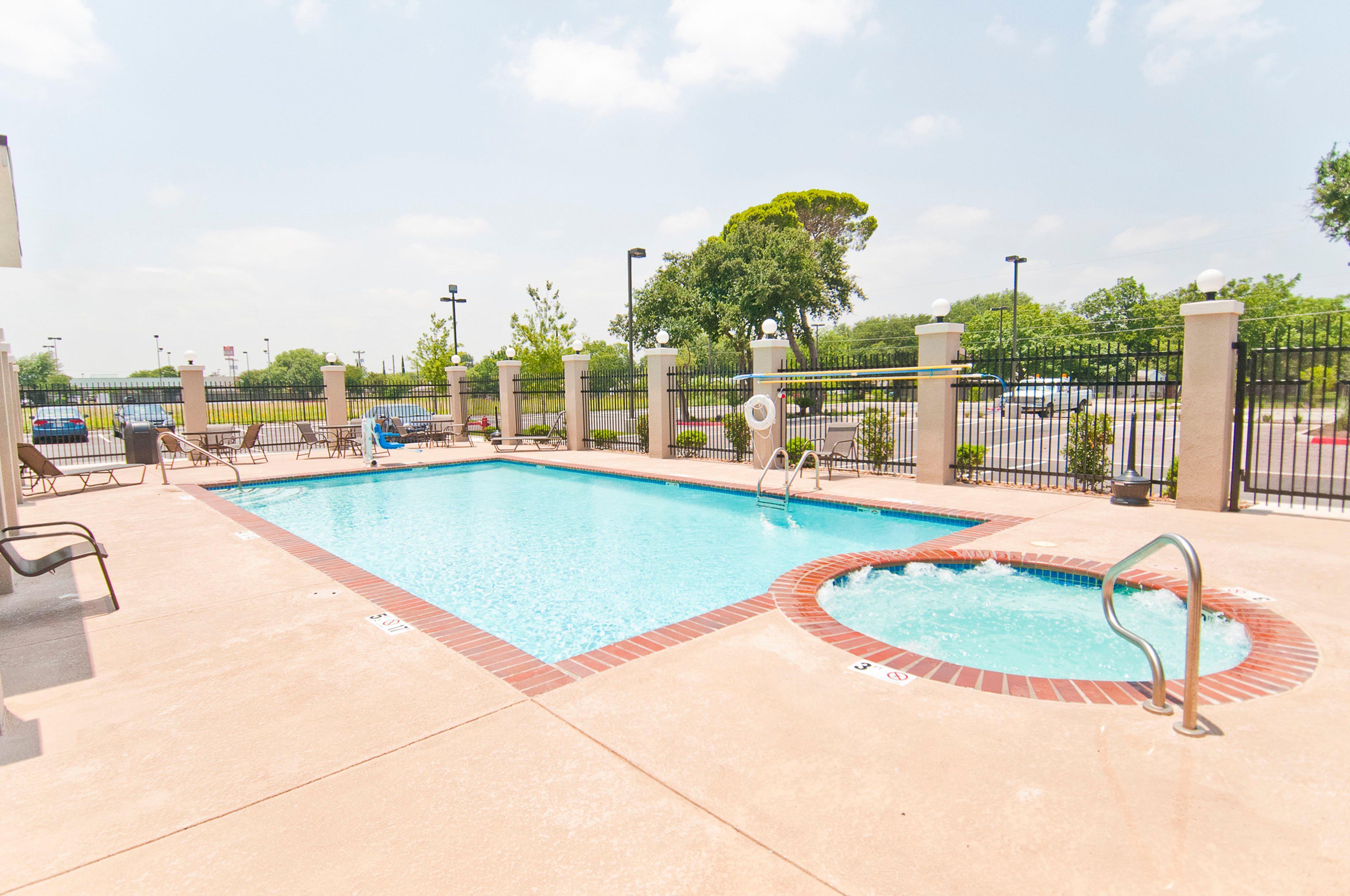 Holiday Inn Express & Suites San Antonio Frost Bank Center By Ihg Exterior foto