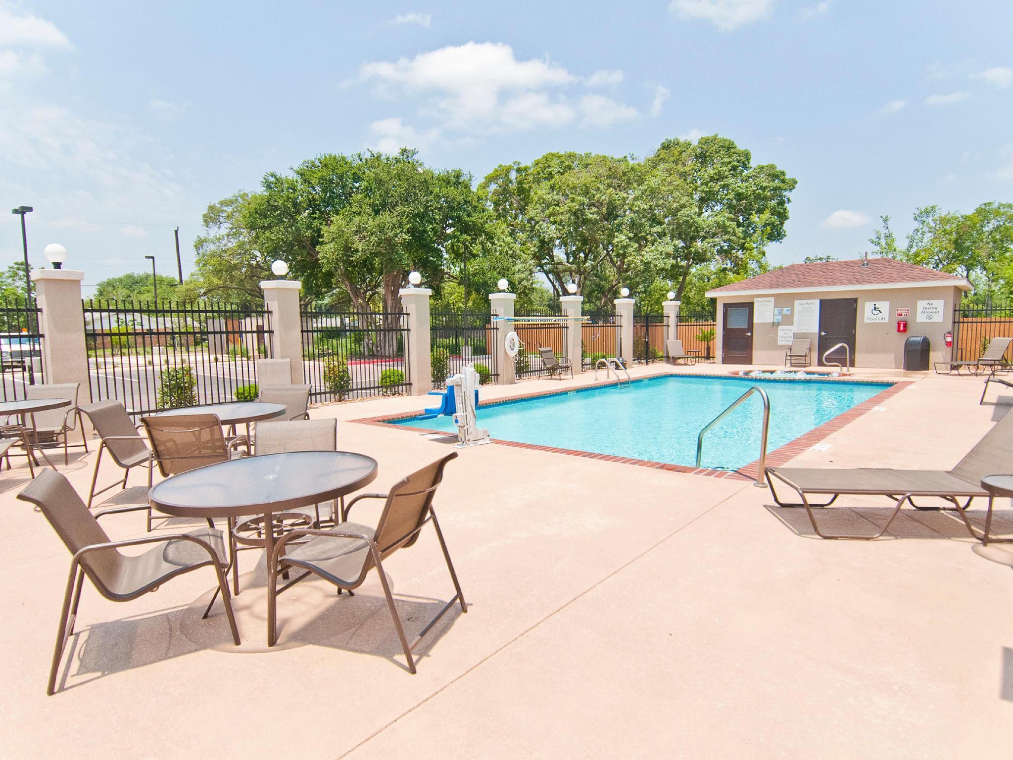 Holiday Inn Express & Suites San Antonio Frost Bank Center By Ihg Exterior foto