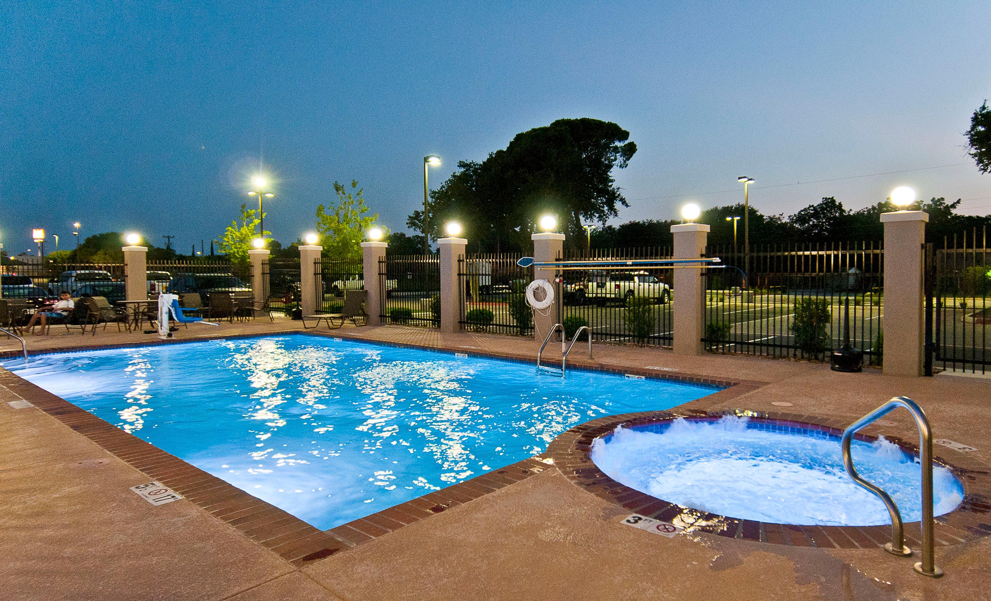 Holiday Inn Express & Suites San Antonio Frost Bank Center By Ihg Exterior foto
