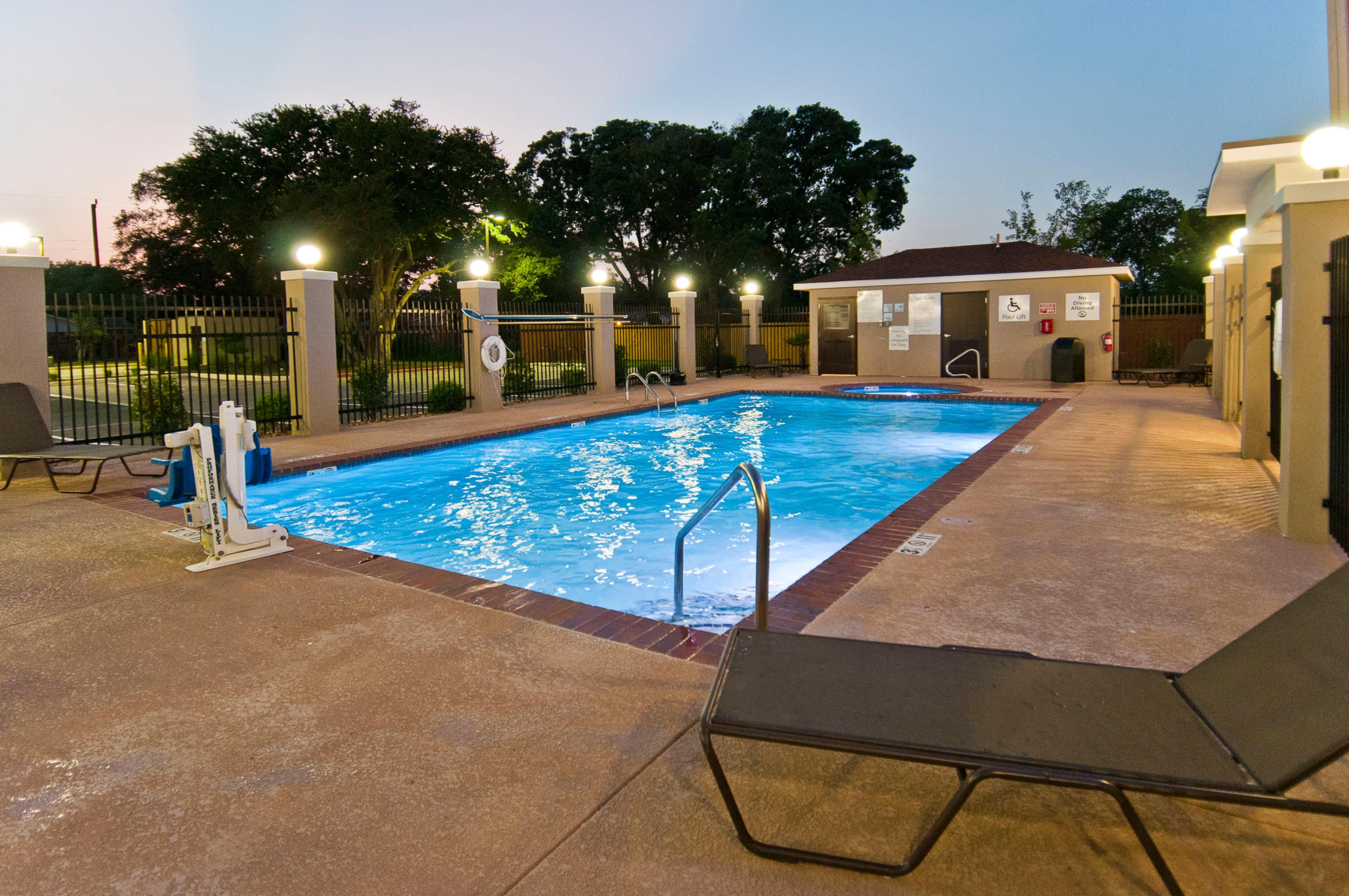 Holiday Inn Express & Suites San Antonio Frost Bank Center By Ihg Exterior foto